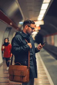 Wie hängt das Pendeln zur Arbeit mit der Belastung und dem Wohlbefinden von Beschäftigten zusammen?