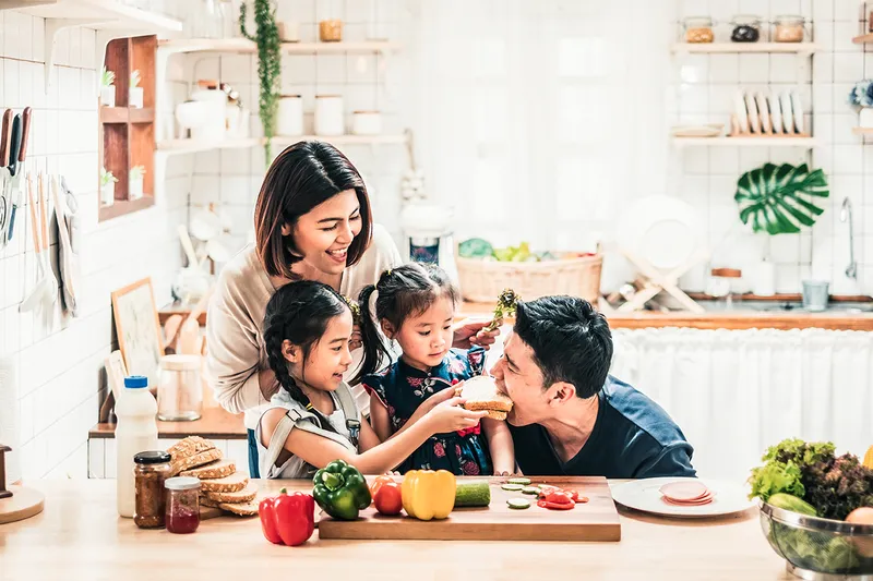 Welche Merkmale von Familienmahlzeiten hängen mit einer gesunden Ernährung von Kindern und Jugendlichen zusammen?