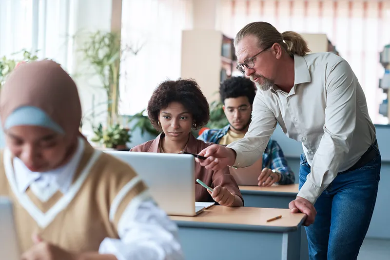 Was erleichtert Migrant:innen die Anpassung an ein neues Land?