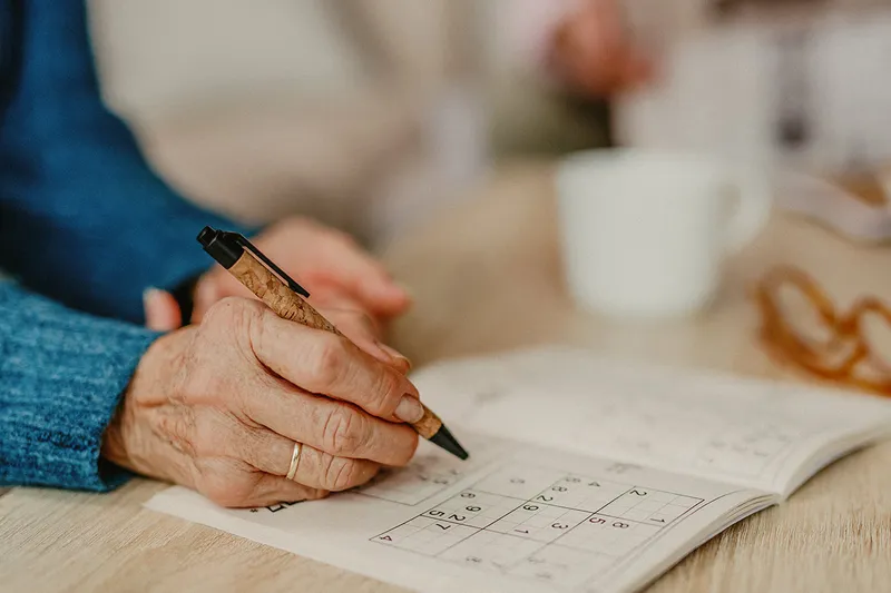 Verbessern transkranielle Gleichstromstimulation und kognitives Training das Arbeitsgedächtnis von älteren Menschen?