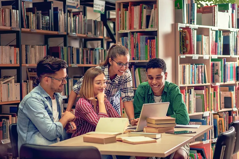 Wie hängt die Motivation von Schüler:innen und Studierenden mit ihren Bedürfnissen und dem Verhalten ihrer Lehrkräfte und Eltern zusammen?
