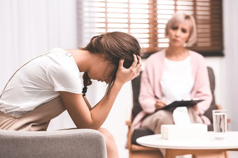 Wie gut hilft kognitive Verhaltenstherapie bei Depression im Vergleich zu anderen Behandlungen?