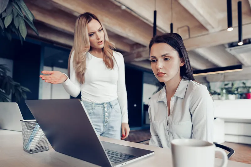 Wie hängt Psychopathie mit dem Verhalten am Arbeitsplatz zusammen?
