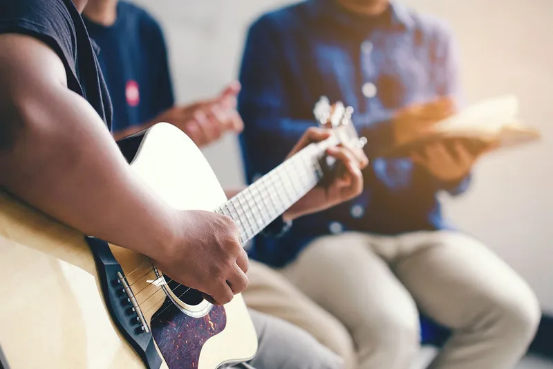 Hilft Musiktherapie Menschen mit einer Sucht während ihrer Behandlung?