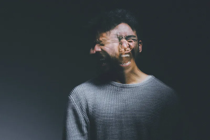 Hängt Psychopathie mit der Fähigkeit zusammen, spontane Reaktionen zu unterdrücken?