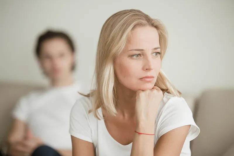 Wie hängt die Art, wie Erwachsene Nähe und Beziehungen erleben, mit ihrer psychischen Gesundheit zusammen?
