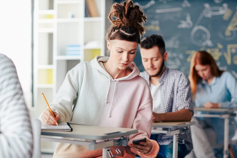 Wie hängen Einstellungen zu Leistung und kulturelle Werte damit zusammen, ob man in Schule und Uni betrügt?