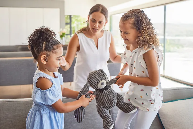 Welche Rolle spielt der Erziehungsstil bei Konflikten zwischen Geschwistern?